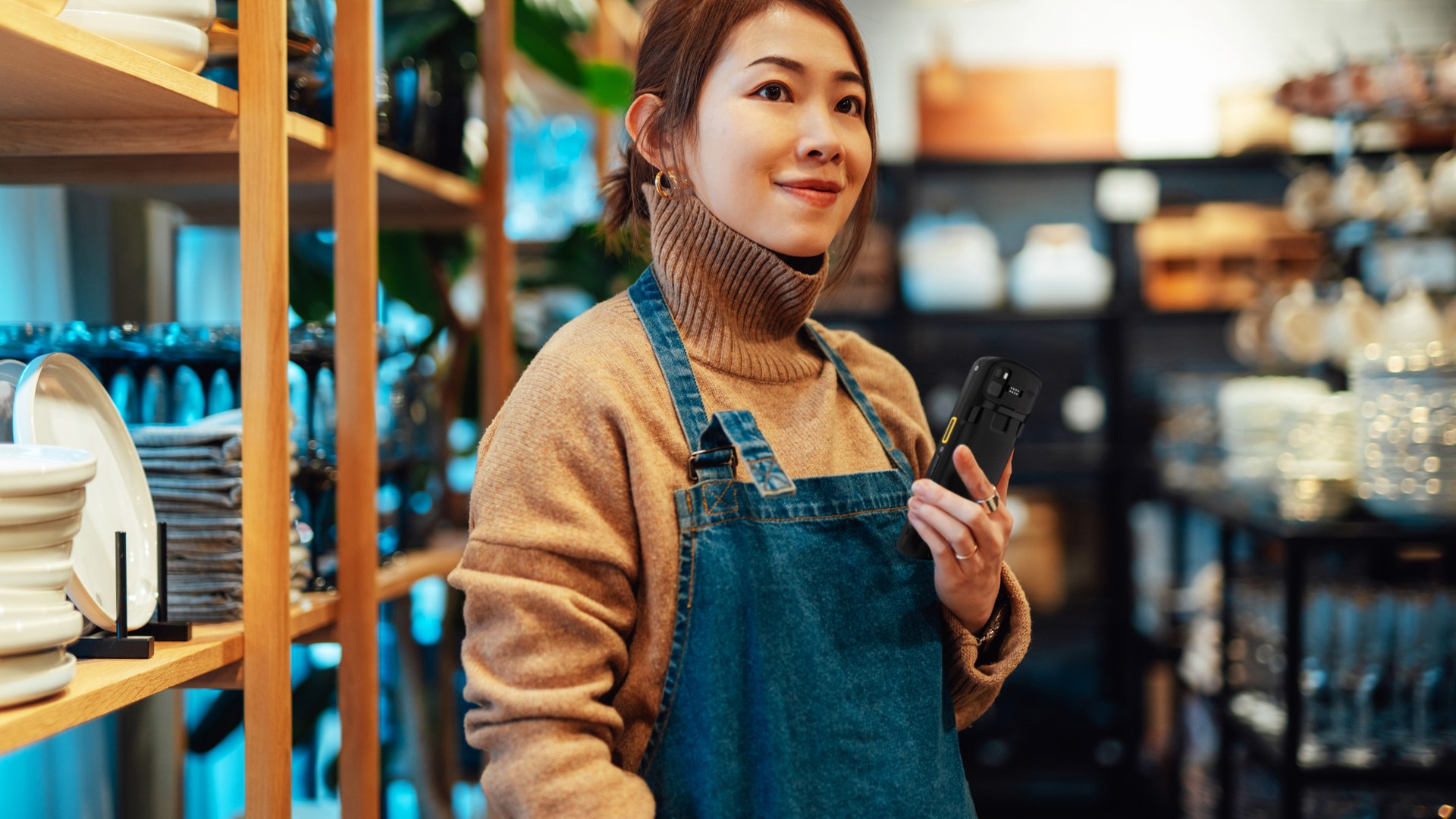 零售店員使用手提終端機協助顧客