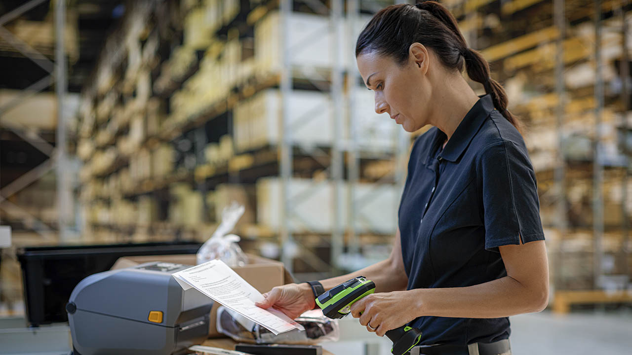 Warehouse packing station using a barcode scanner to validate a dispatch document and label