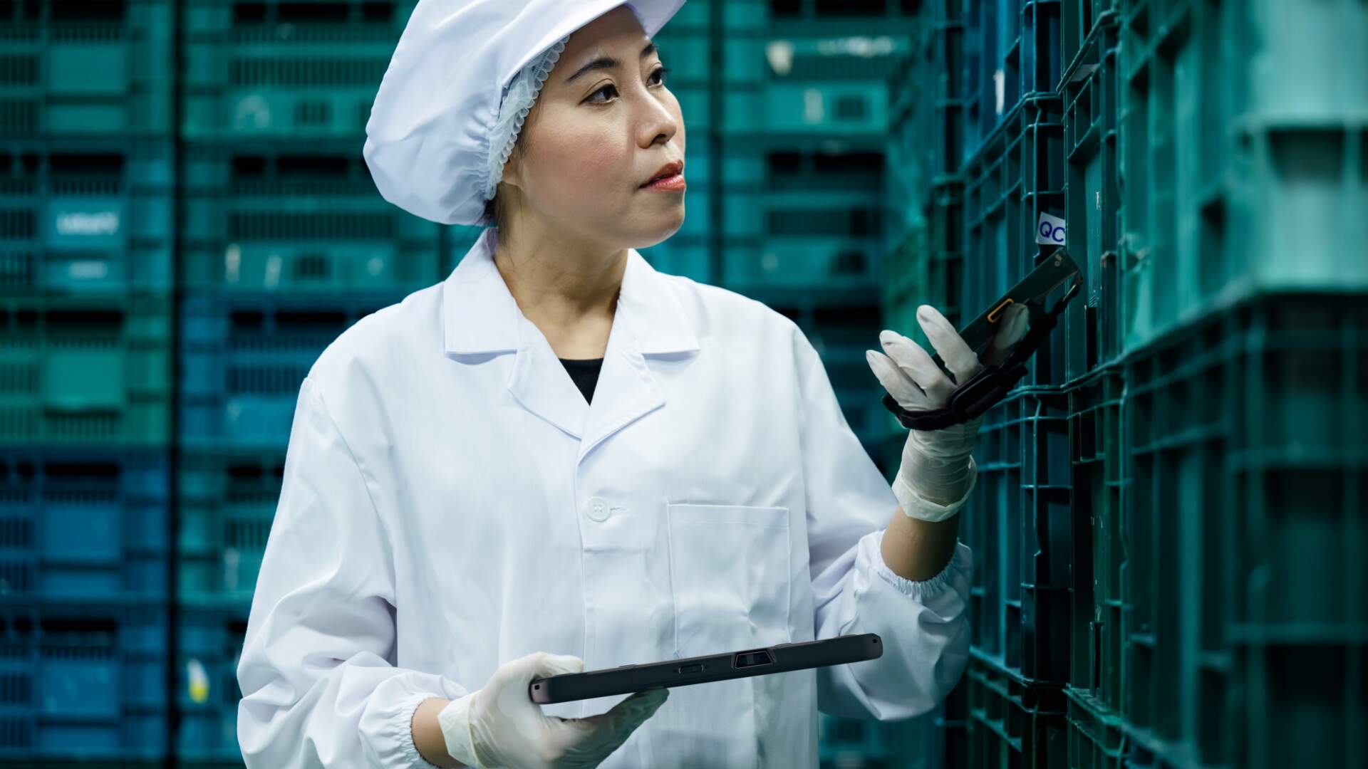食品包裝現場以手持裝置核對標籤及批次資料