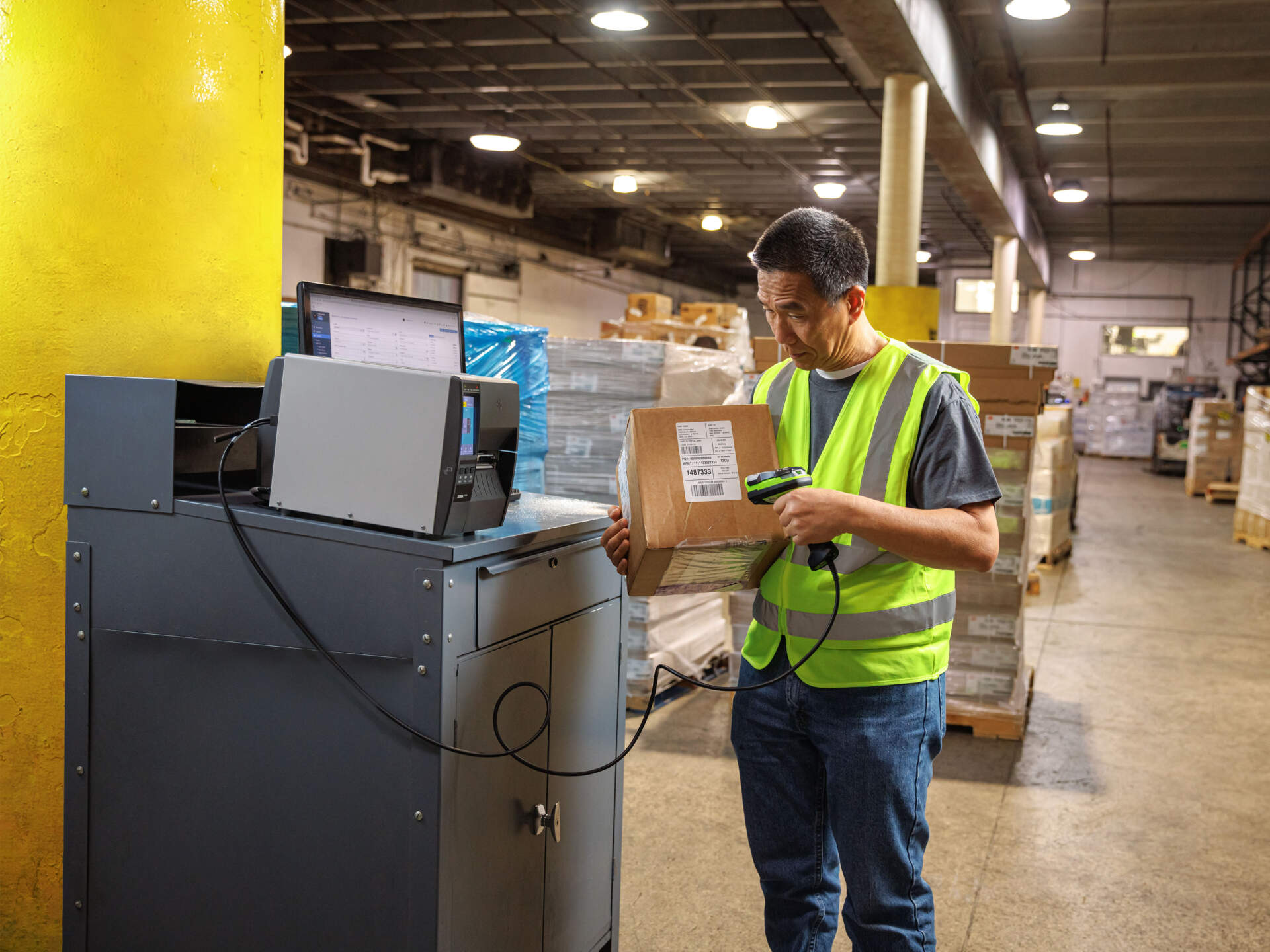 Warehouse workstation printing and scanning carton labels
